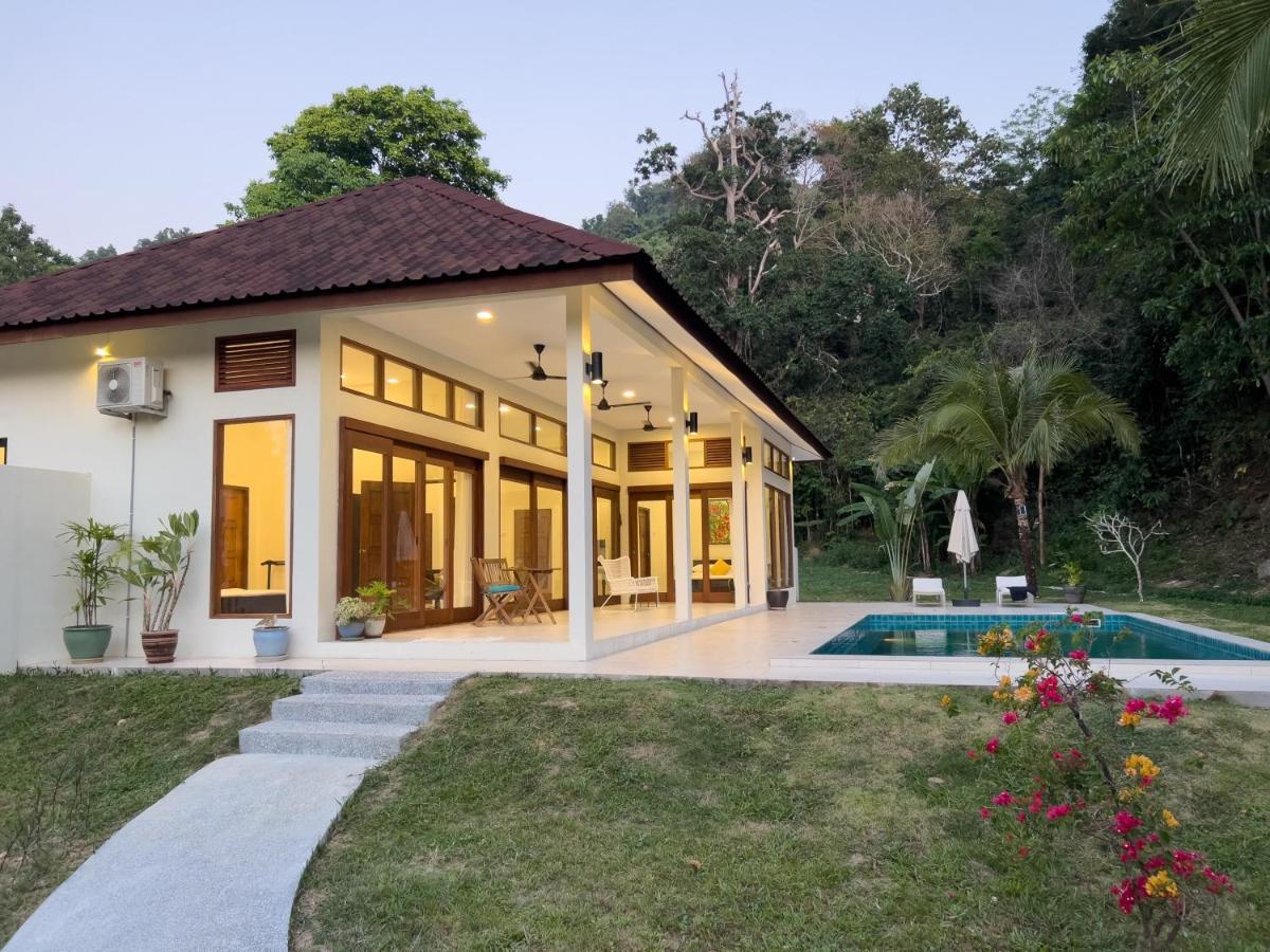 Villa Meranti - Spacious Private Pool Villa Pantai Cenang  Eksteriør billede